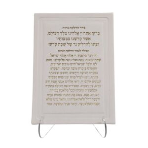 סדר הדלקת נרות שבת מעור אמיתי עם נרות ריחניים על סטנד אקרילי בתוך קופסא שקופה.