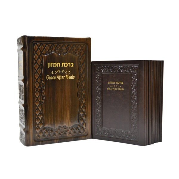 סט 8 חוברות זמירות שבת וברכת המזון בנוסח חב״ד דו־לשוני (עברית–אנגלית) בכריכות דמוי עור, מסודרות בקופסת עץ עטופת עור אמיתי.